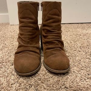 Brown booties, size 7 with fun texture detail